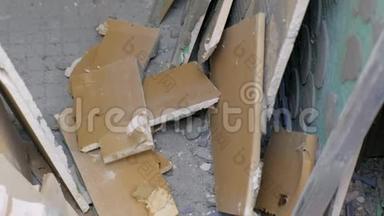 翻修期间用建筑碎片和石膏纸板损坏的房间。